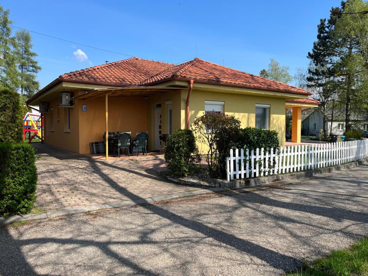 Villa Gracia Patince Exterior photo